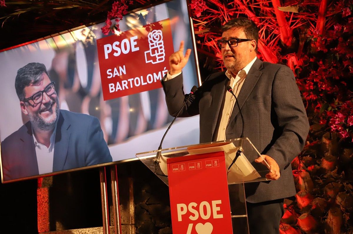 Isidro Pérez en el mitin del PSOE en San Bartolomé (Fotos: José Luis Carrasco)
