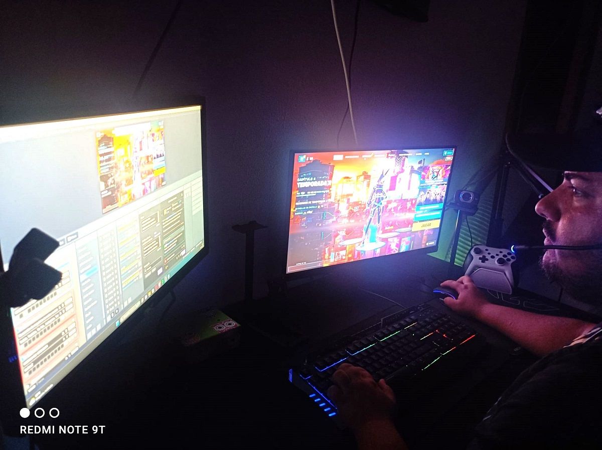 El gamer lanzaroteño, Suso Martín, haciendo directos en su cuarto