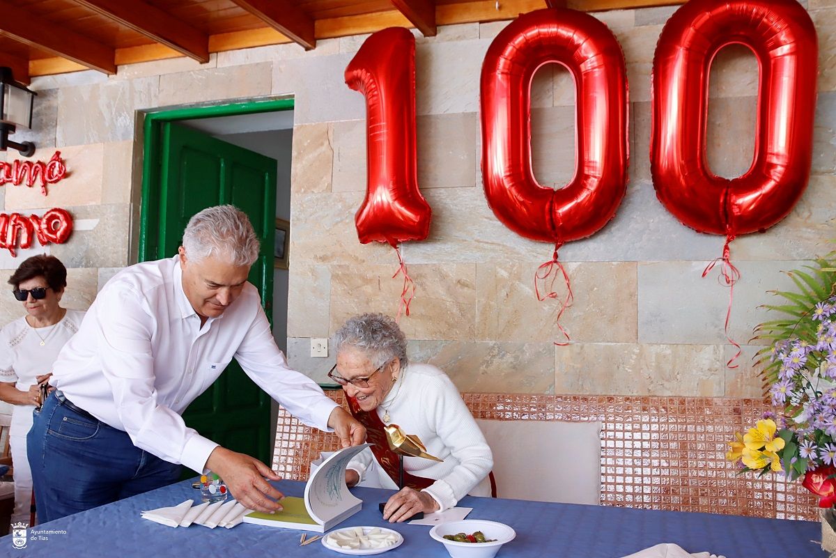 José Juan Cruz con Domitila Padrón en su 100 cumpleaños