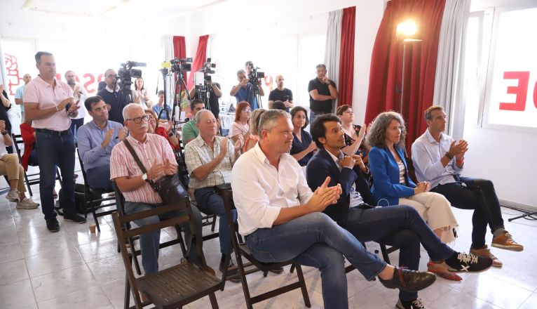 Miembros del PSOE durante la intervención de Dolores Corujo. FOTO: PSOE