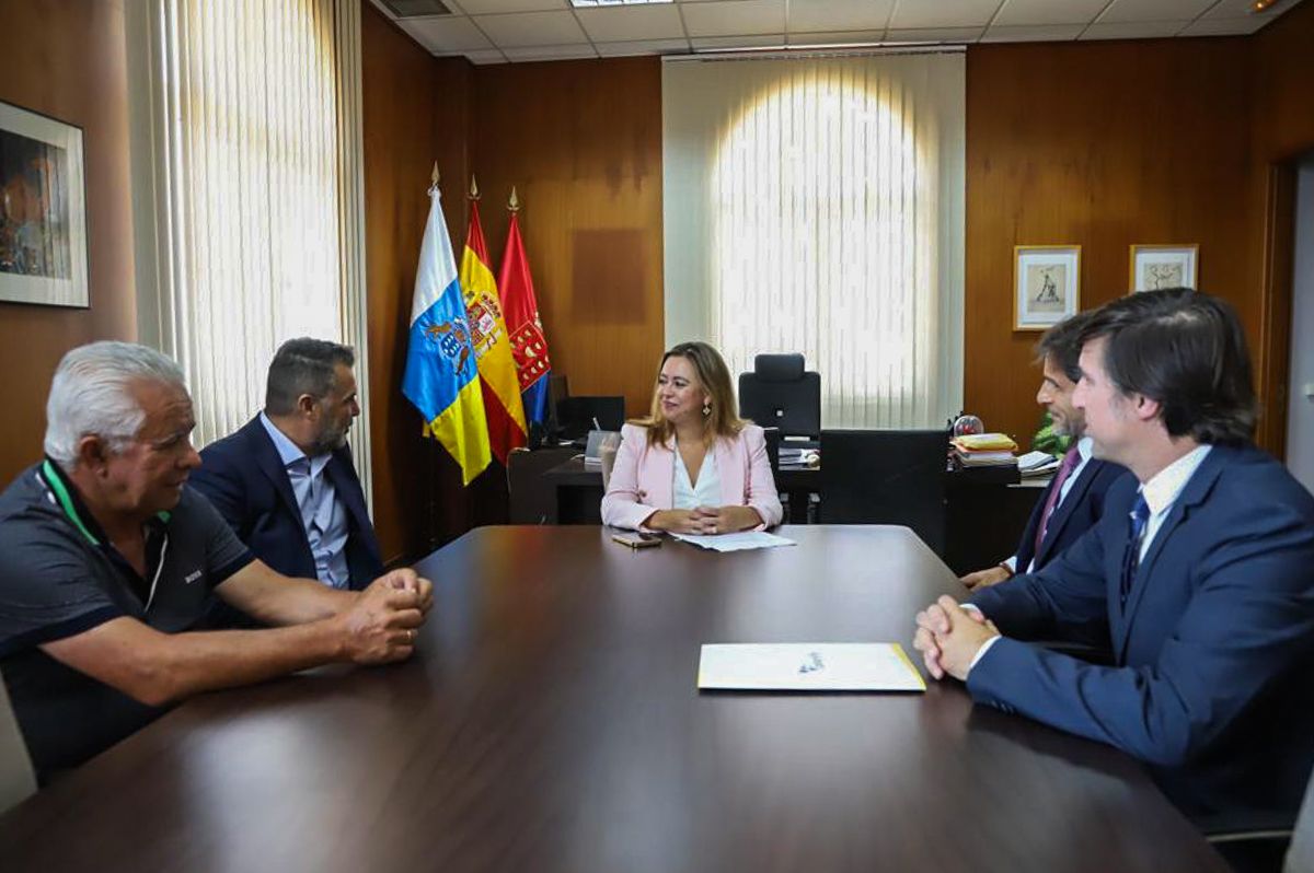 La presidenta del Cabildo de Lanzarote, María Dolores Corujo, se reúne con representantes de Canaryfly (d) y Líneas Romero.