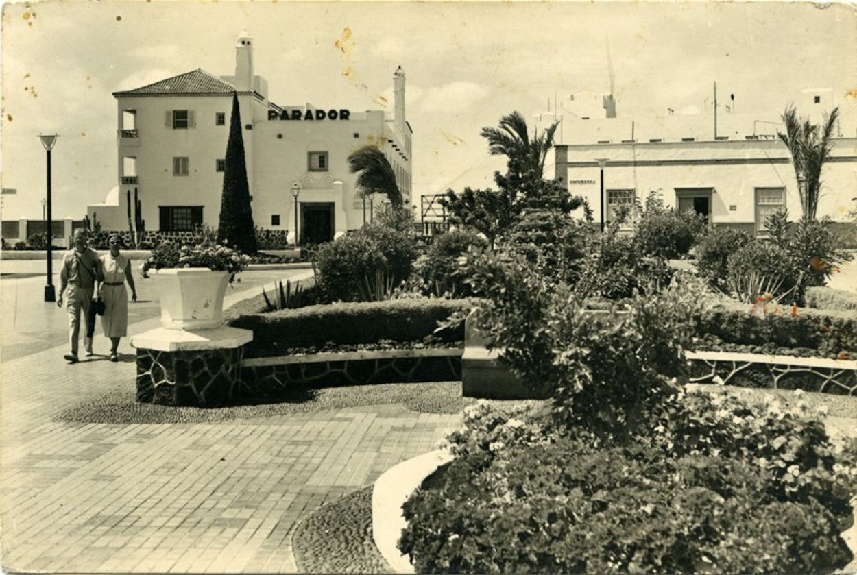Imágenes del antiguo Parador de Turismo, actual edificio de la Uned. Foto: Memoria Digital de Lanzarote.