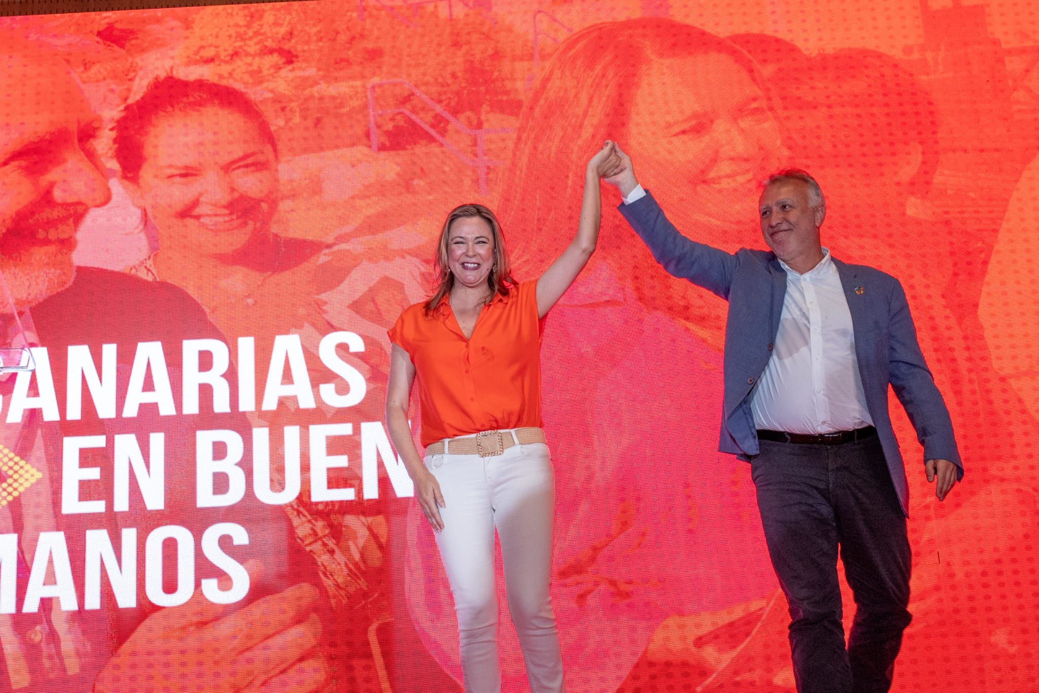 La candidata socialista a la presidencia del Cabildo de Lanzarote, María Dolores Corujo, junto al candidato a la presidencia canaria Ángel Víctor Torres en un acto de campaña del PSOE. Foto: Cabildo de Lanzarote.