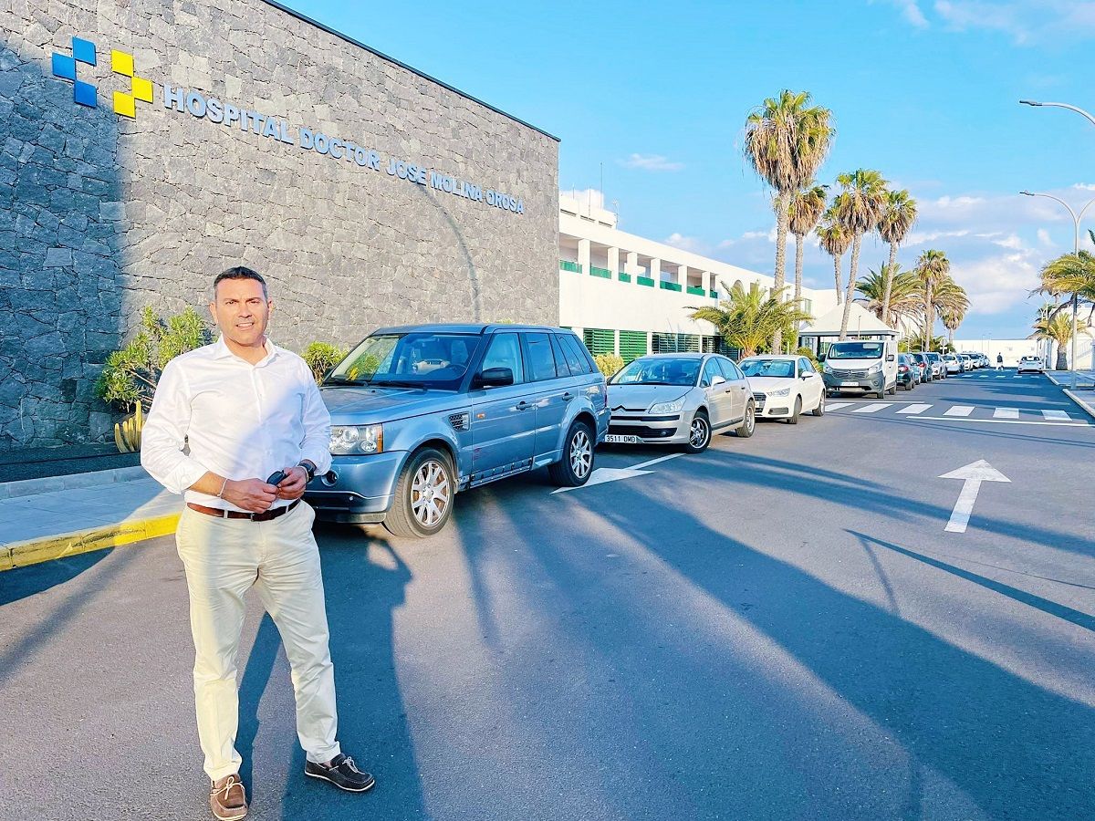 Oswaldo Betancort junto al Parking del Hospital