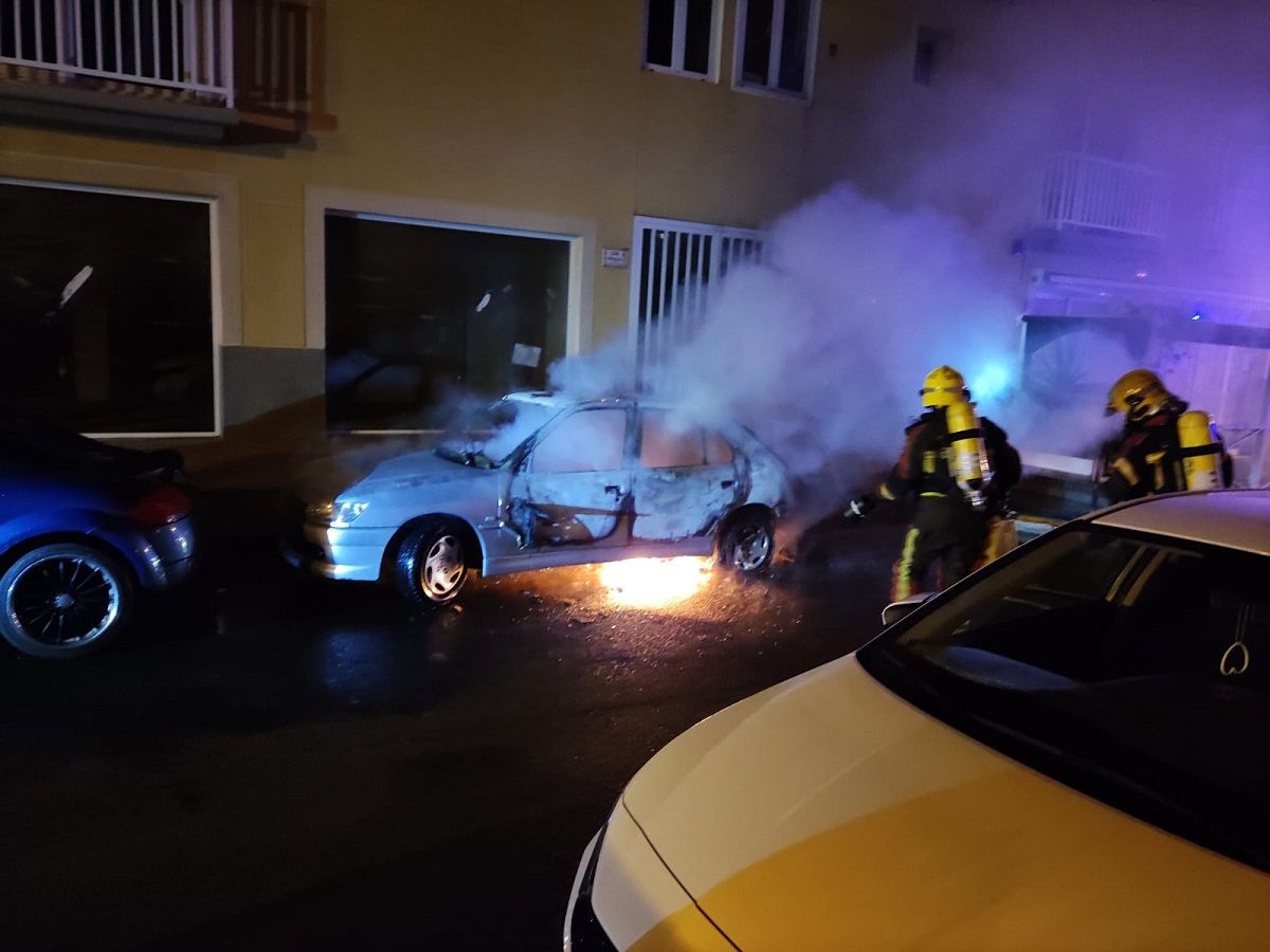 Incendio de un coche en calle Polca en Argana Alta en Arrecife 