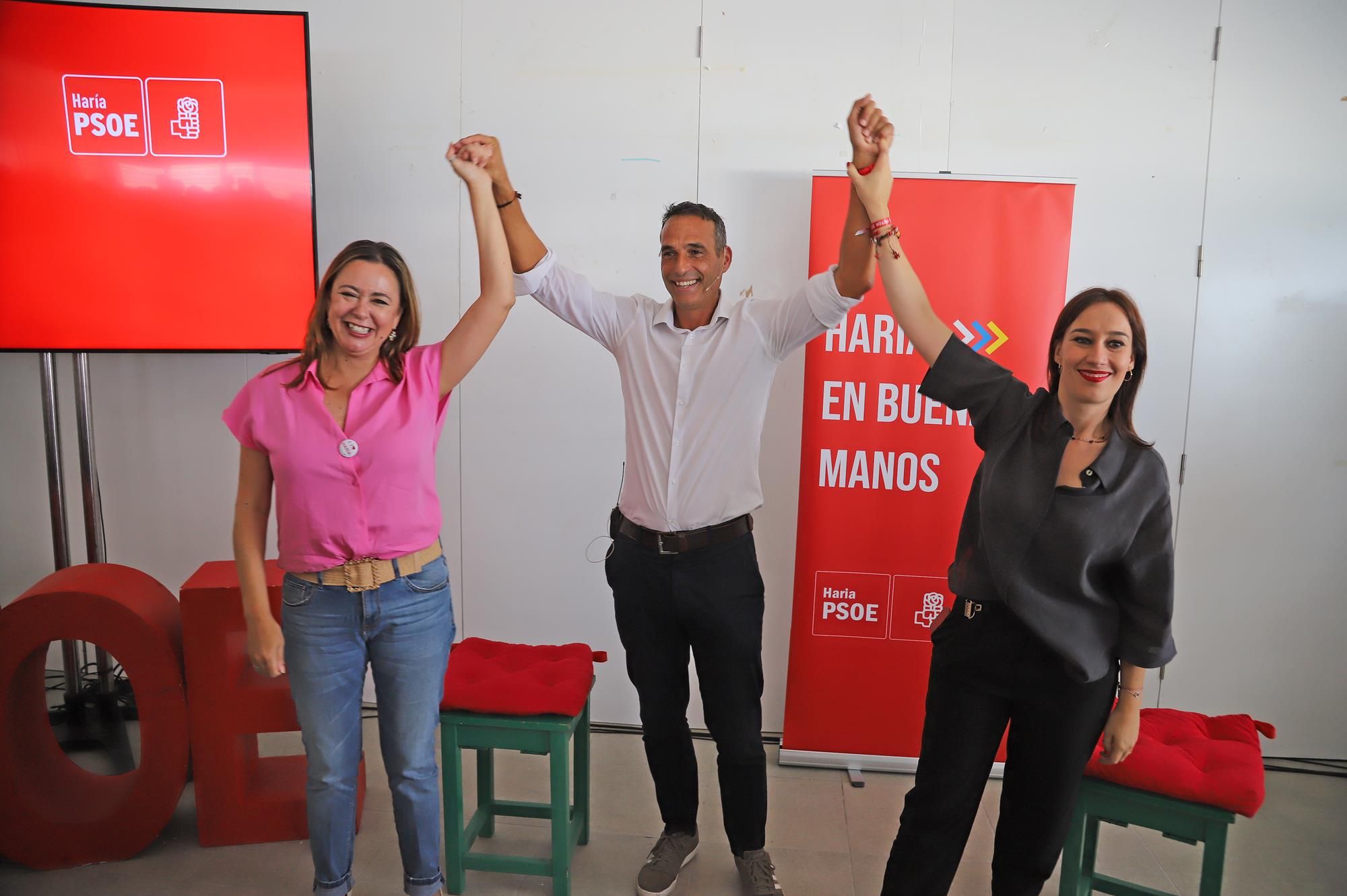 La candidata del PSOE al Cabildo de Lanzarote, Dolores Corujo, junto al candidato a Haría, Alfredo Villalba, y 