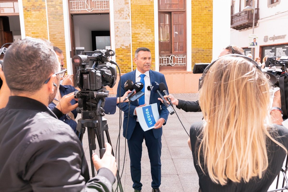 Oswaldo Betancort compareciendo ante la prensa