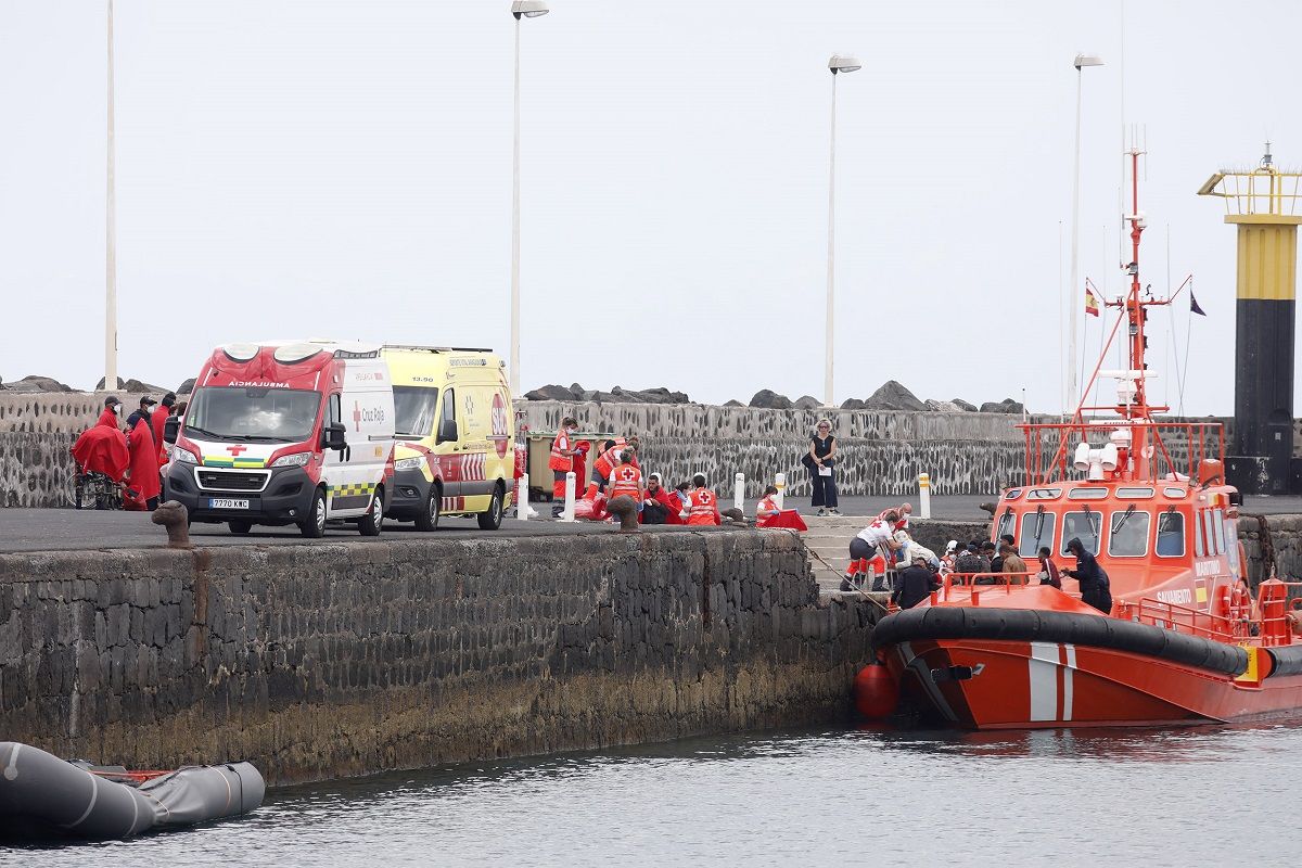 Los 40 magrebíes en el muelle Comercial de Arrecife (Fotos: José Luis Carrasco)