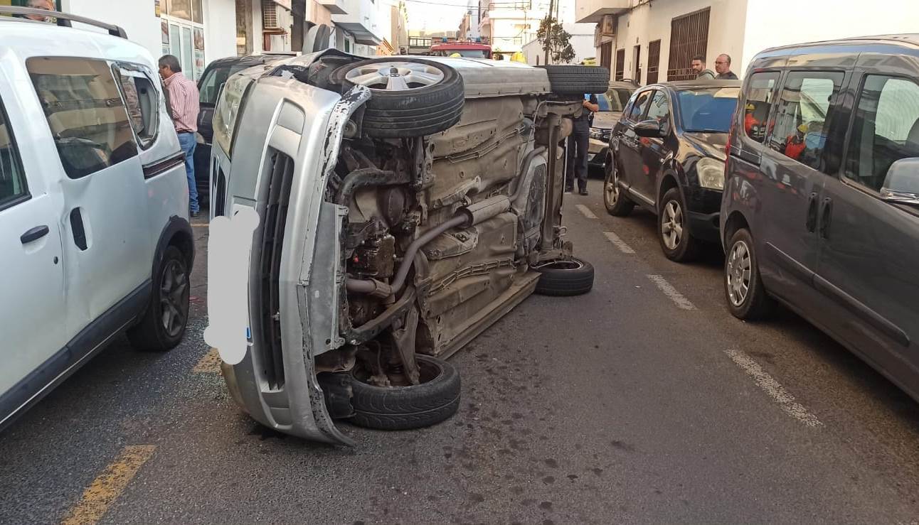 Coche volcado en Arrecife