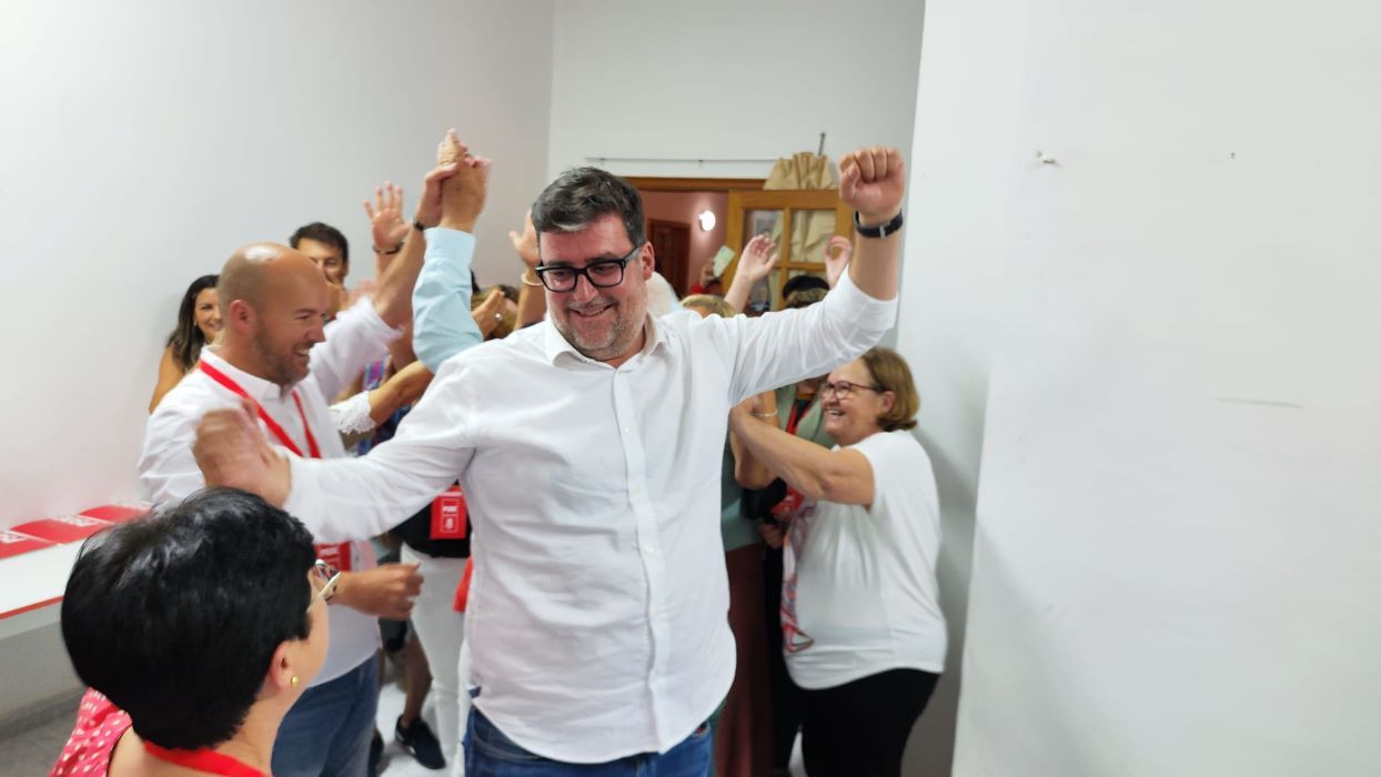 Celebración de Isidro Pérez en la sede del PSOE Celebración de Isidro Pérez en la sede del PSOE