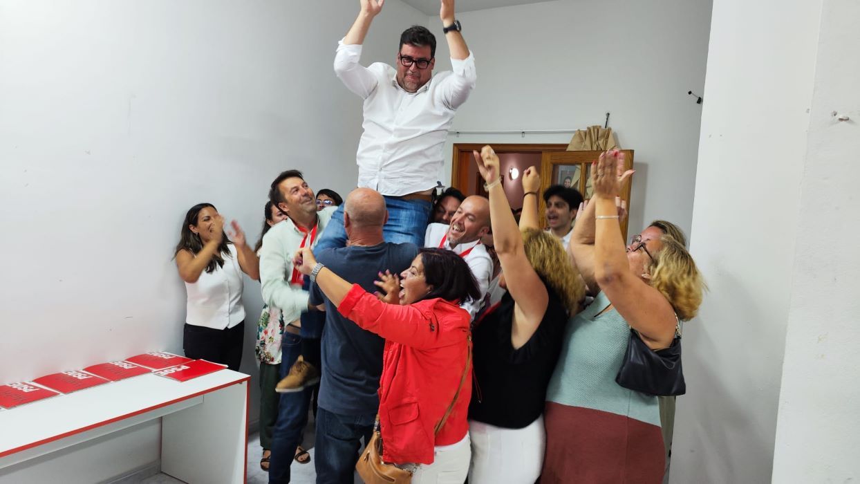 Celebración de Isidro Pérez en la sede del PSOE Celebración de Isidro Pérez en la sede del PSOE