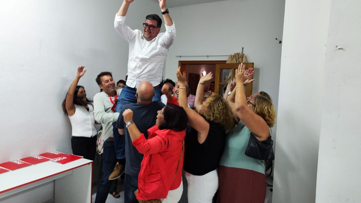 Celebración de Isidro Pérez en la sede del PSOE