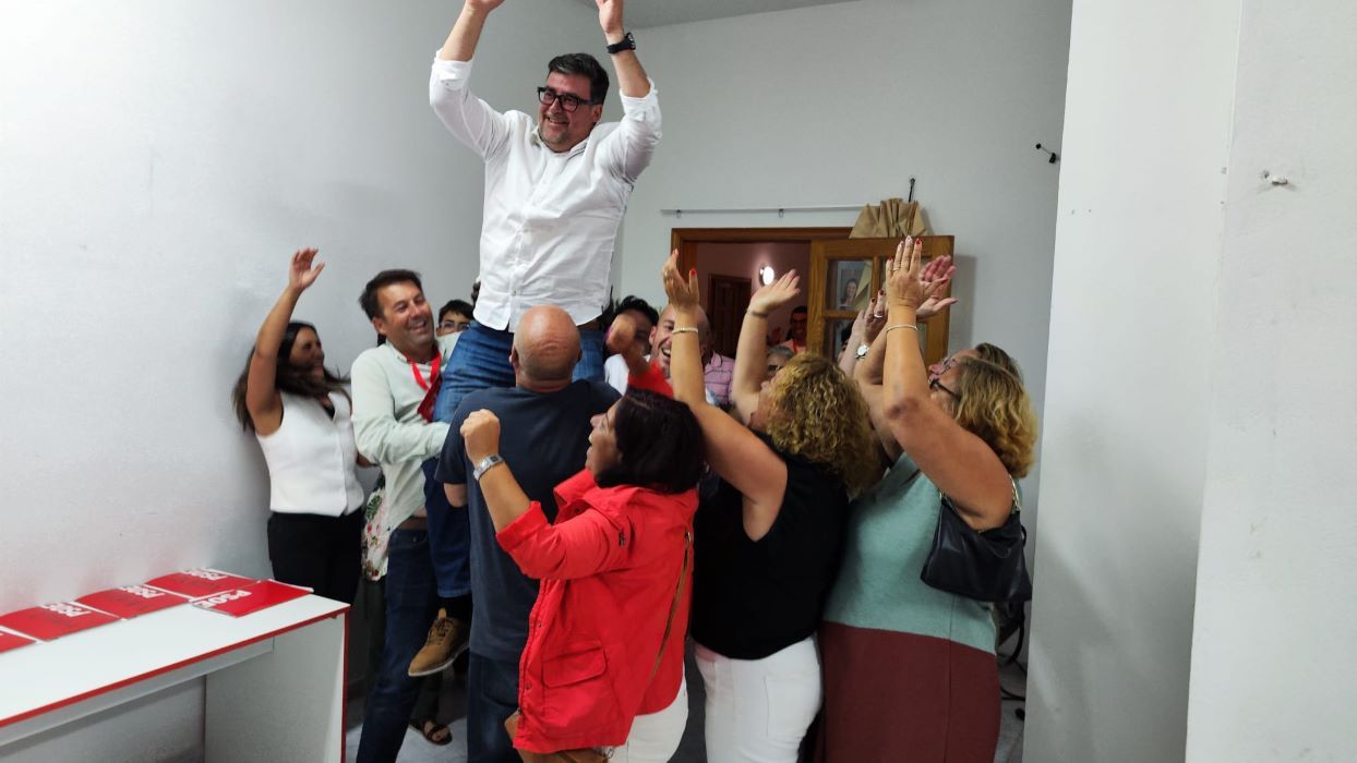 Celebración de Isidro Pérez en la sede del PSOE Celebración de Isidro Pérez en la sede del PSOE