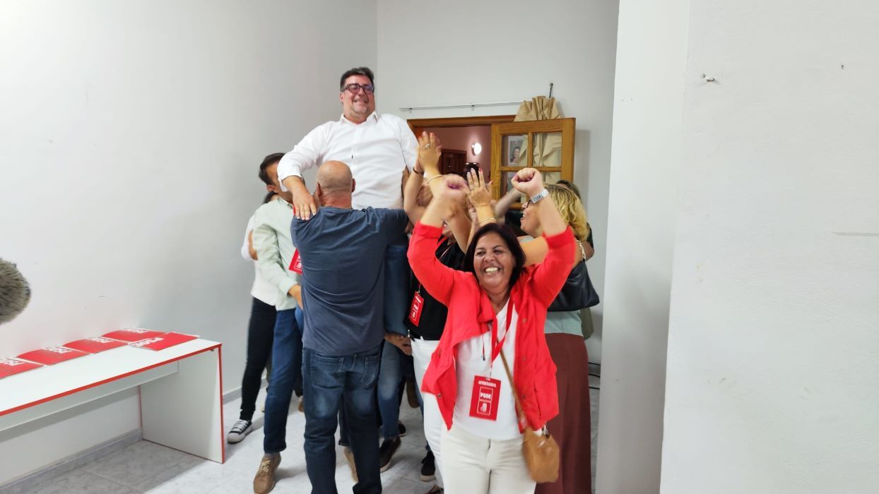 Celebración de Isidro Pérez en la sede del PSOE Celebración de Isidro Pérez en la sede del PSOE