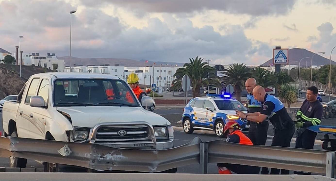 Accidente en la rotonda de entrada de Arrecife (Foto: La Voz)