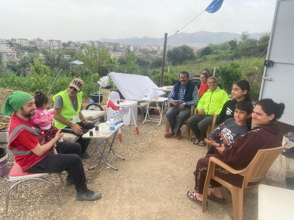 Quintana con familia afectada por el terremoto Quintana con familia afectada por el terremoto