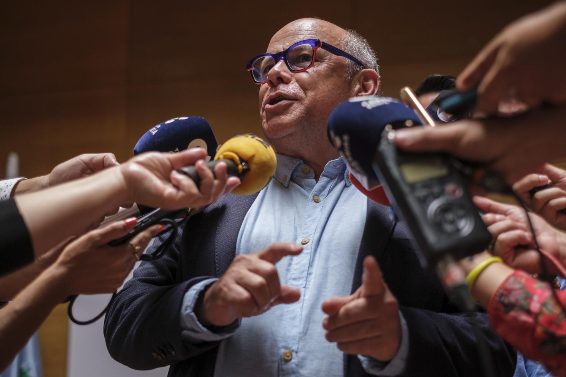 El portavoz de Coalición Canaria, José Miguel Barragán, en rueda de prensa sobre el comienzo mañana de las negociaciones con el Partido Popular para la conformación de un pacto de Gobierno. EFE/Ángel Medina G.