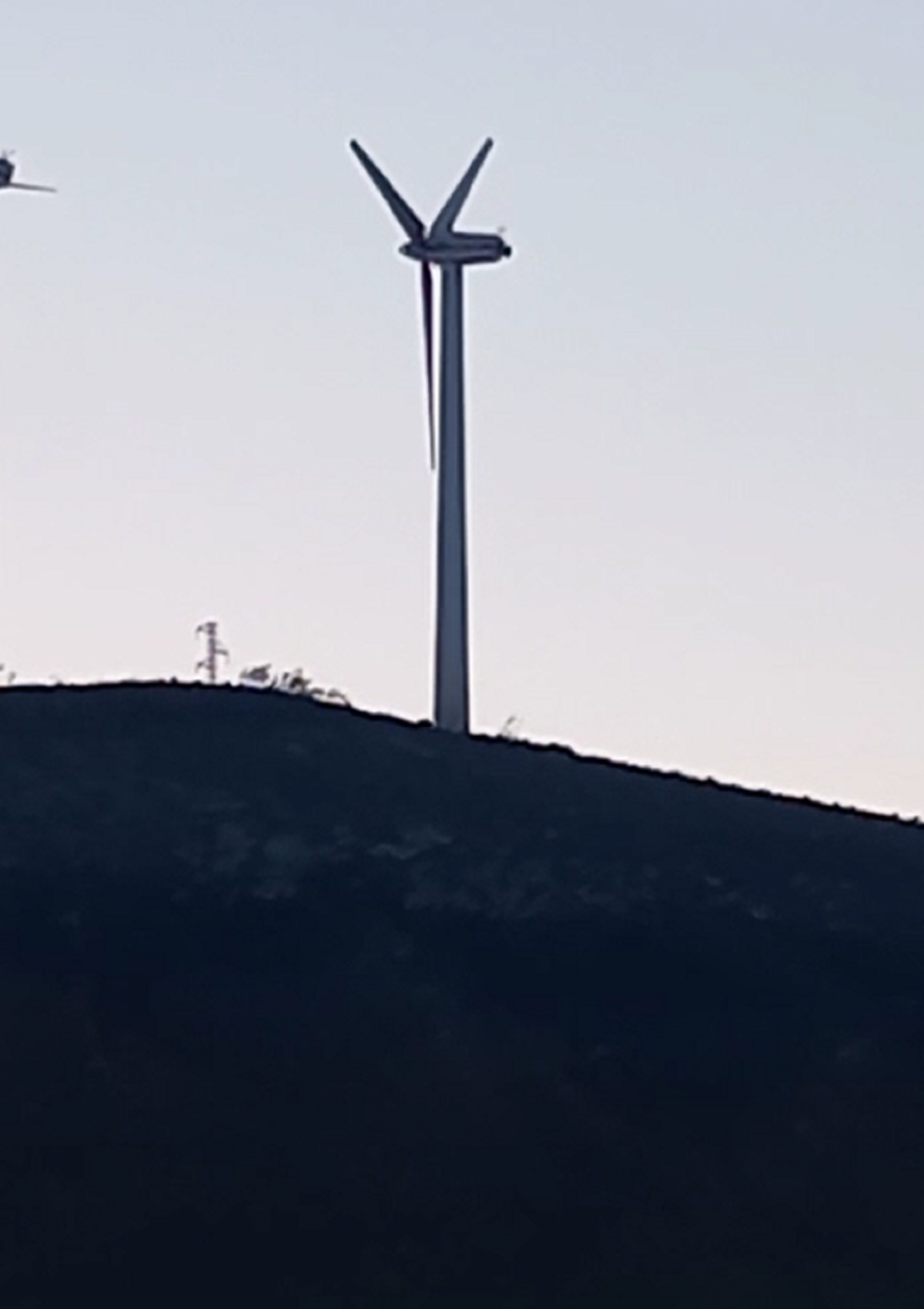 Una de las aspas rotas de un molino en Montaña Mina