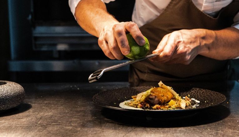 Elaboración de platos por el chef Daniel Jiménez en Tacande