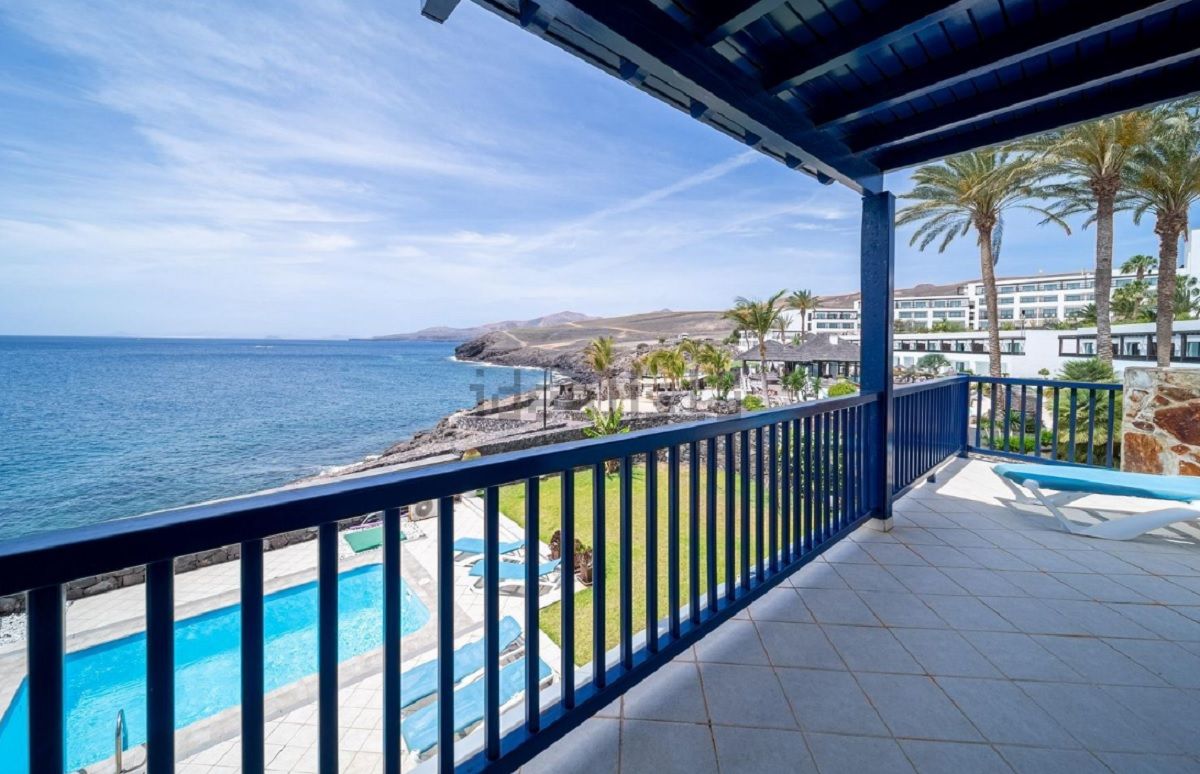 Terraza de una vivienda de lujo en Puerto Calero. Foto: idealista.com