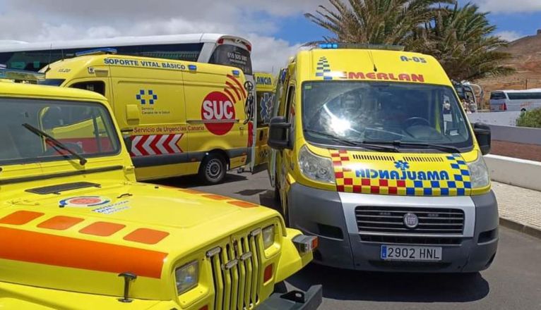 Una ambulancia del Servicio de Urgencias de Canarias y dos vehículos de Emerlan. Foto: Facebook/Ginés Luis Cedres