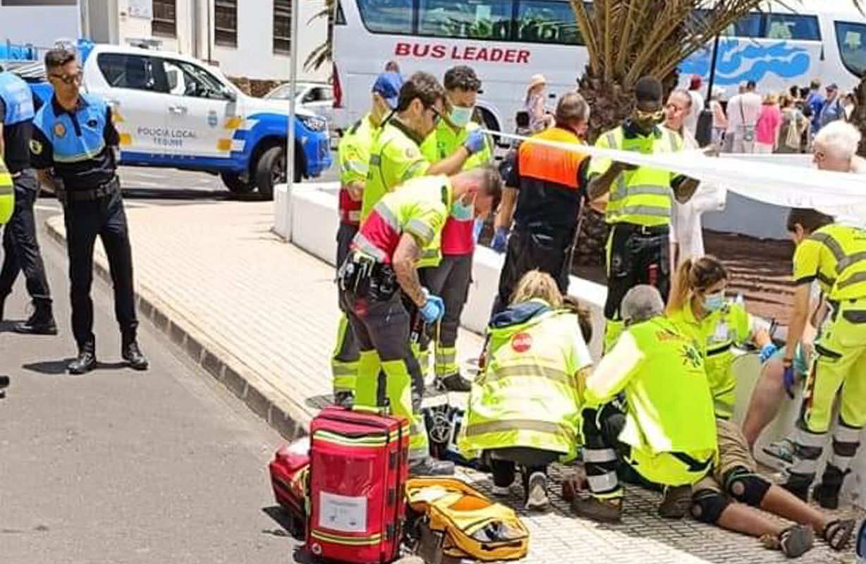 El personal de emergencias atendiendo a los heridos. Foto: Facebook/Ginés Luis Cedres Perdomo