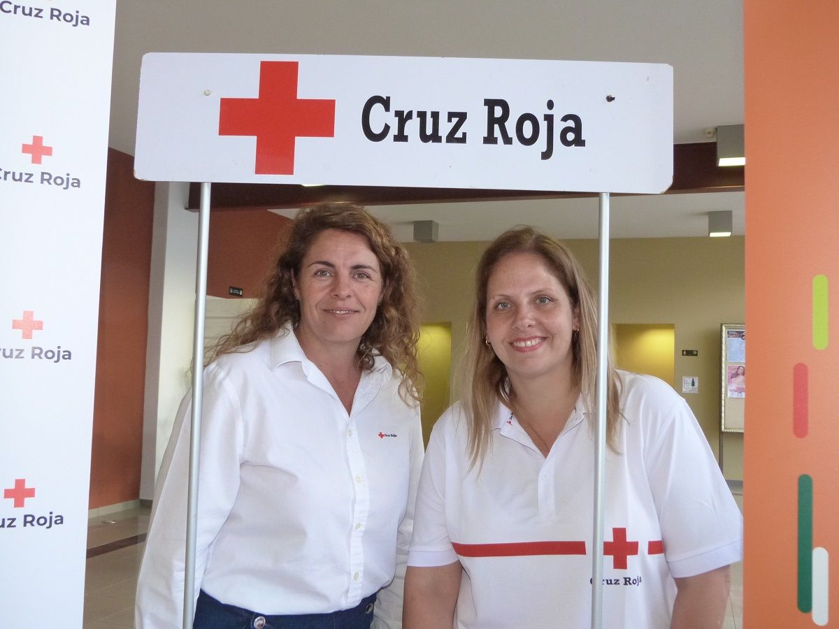 La presidenta insular de Cruz Roja, Raquel Galindo y Pepa González concejala de Cultura en la presentación de la campaña
