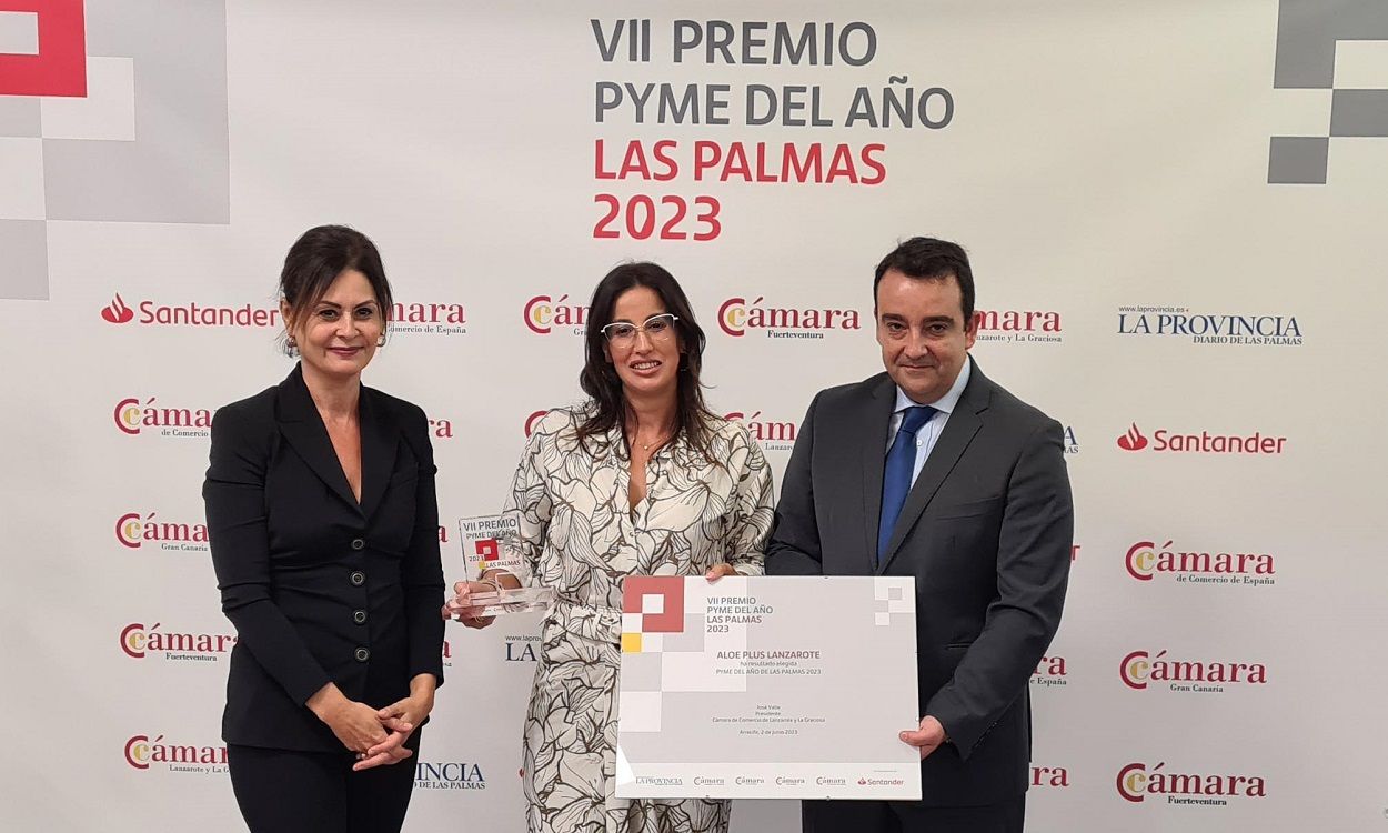 La directora gerente de la empresa, Raquel Caraballo, recoge el premio