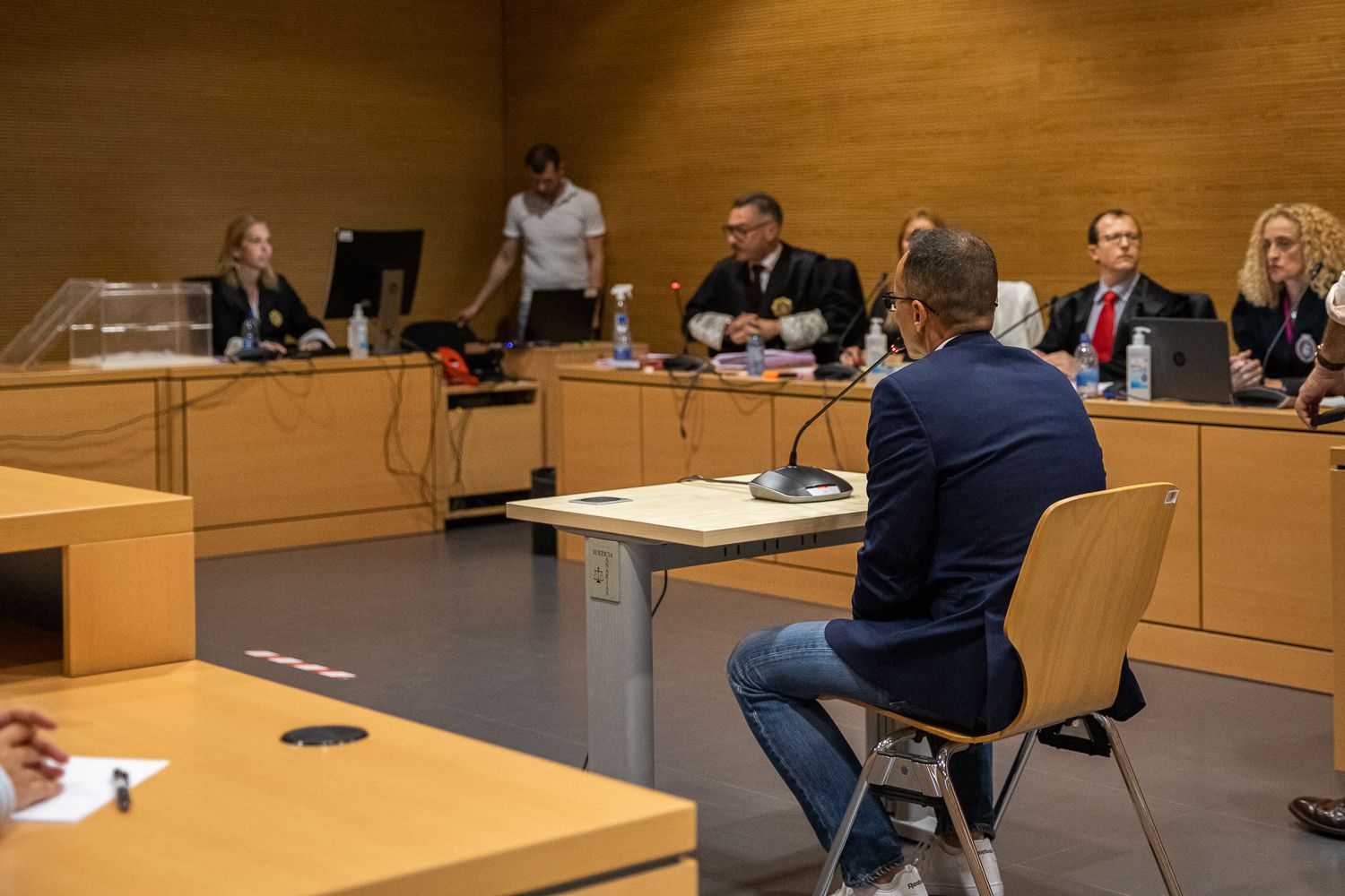 El autor confeso del homicidio de Romina Celeste, su marido Raúl Díaz, durante su intervención en el juicio. Foto: Andrea Domínguez.