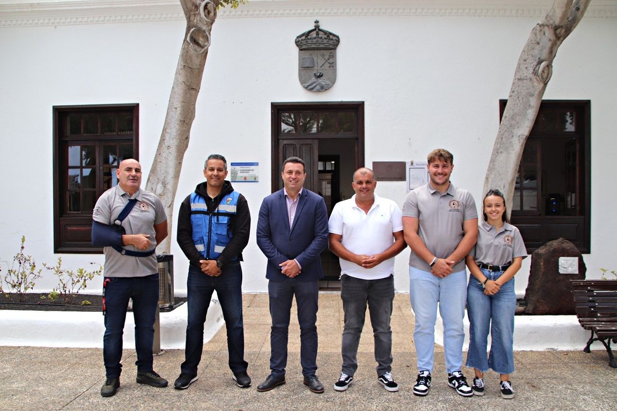 Óscar Noda junto con el equipo de la Agrupación de Protección Civil Yaiza