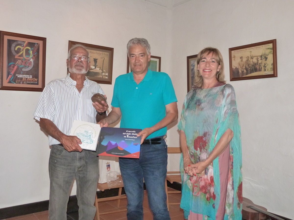 José Juan Cruz y  Pepa González en la inauguración de la exposición de "El pavón" de Tías 2023 