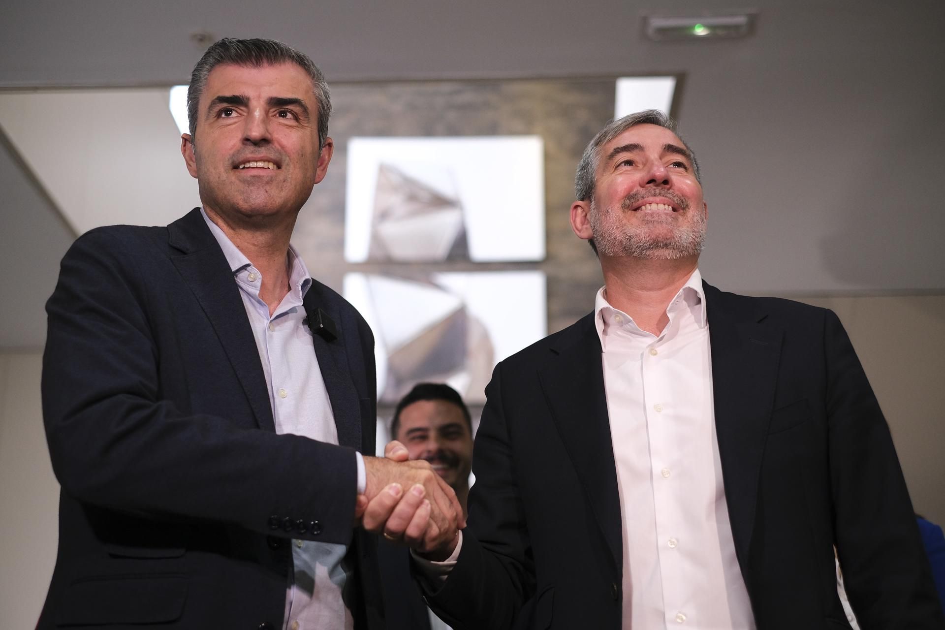 El secretario general de CC, Fernando Clavijo (d), y el líder del PP canario, Manuel Domínguez (i), futuros presidente y vicepresidente de la comunidad autónoma, se felicitan tras el acuerdo. EFE/Ángel Medina G.