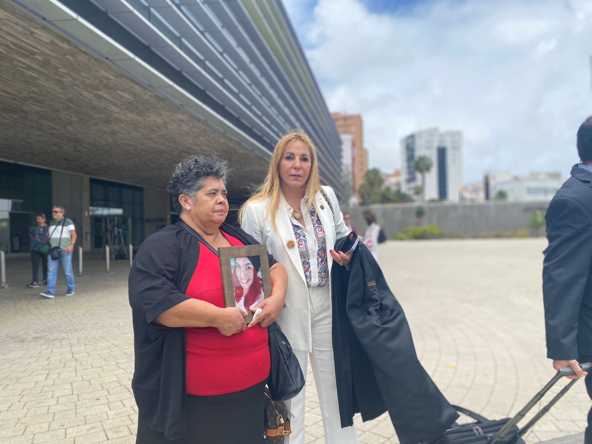 La madre de Romina Celeste Miriam Rodríguez y su abogada, Emilia Zaballos. Foto: Andrea Domínguez.