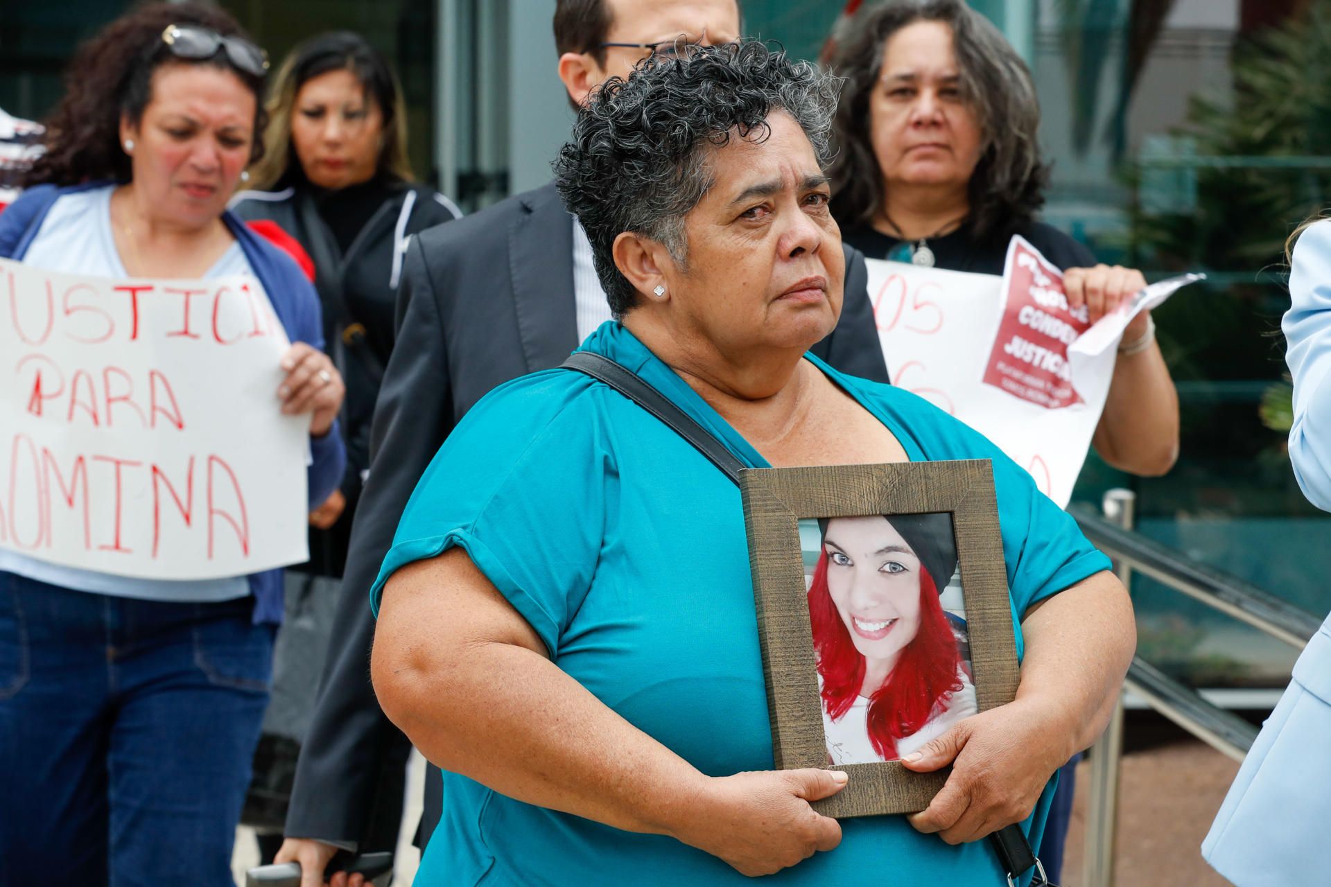 La madre de Romina Miriam Rodríguez a la salida de la Ciudad de la Justicia este lunes tras la segunda sesión del juicio. EFE/ Elvira Urquijo A.