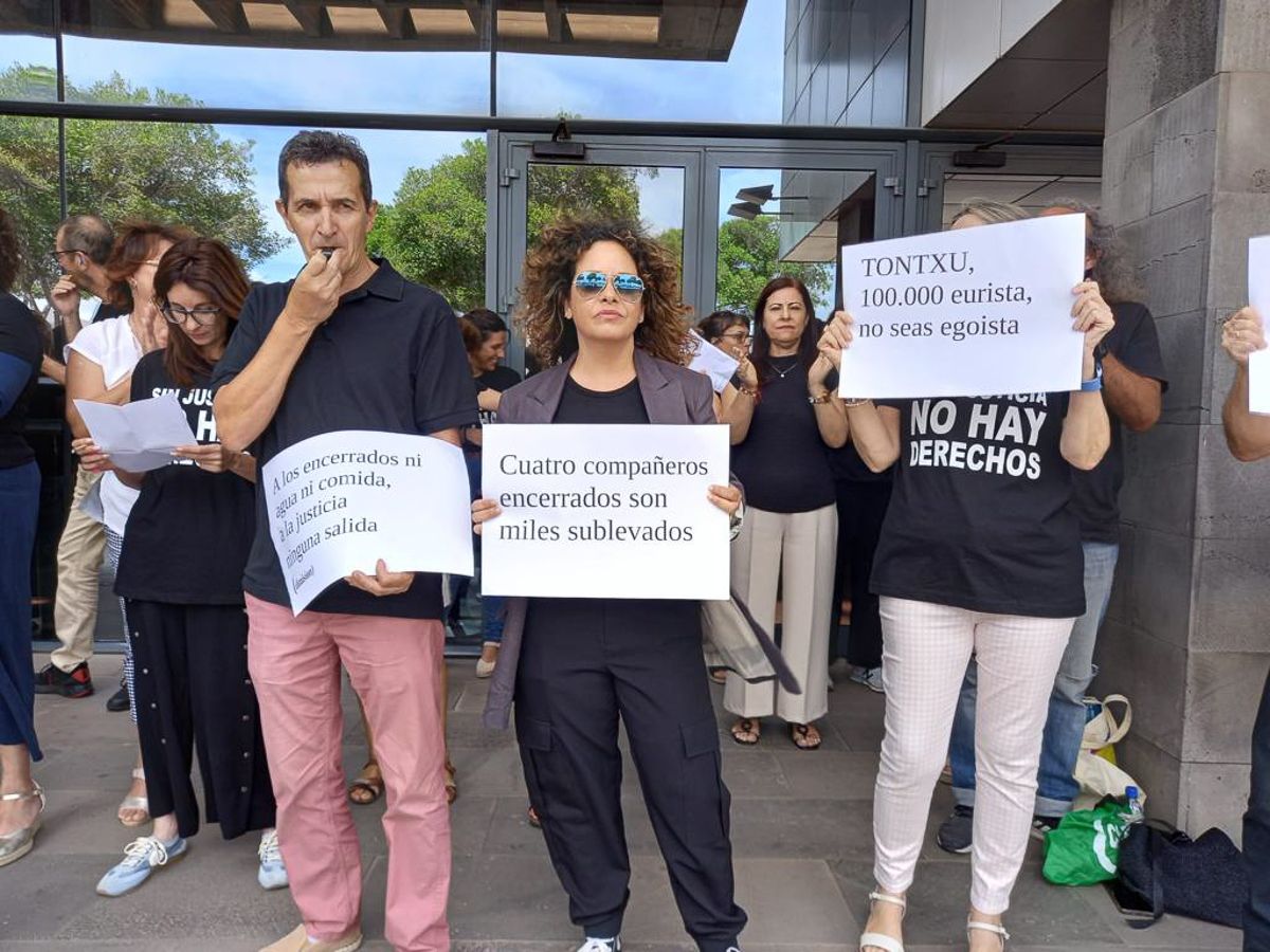 Un cartel en el que se puede leer el mensaje: "En solidaridad con los compañeros encerrados"