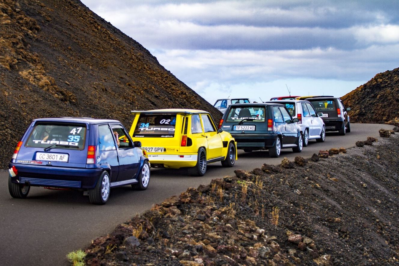 Vuelta de coches clásicos en Lanzarote