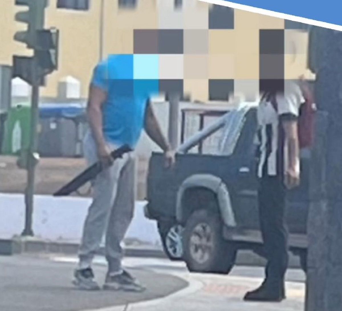 El hombre portando un machete por el barrio de Altavista en Arrecife. Foto: Policía Local de Arrecife