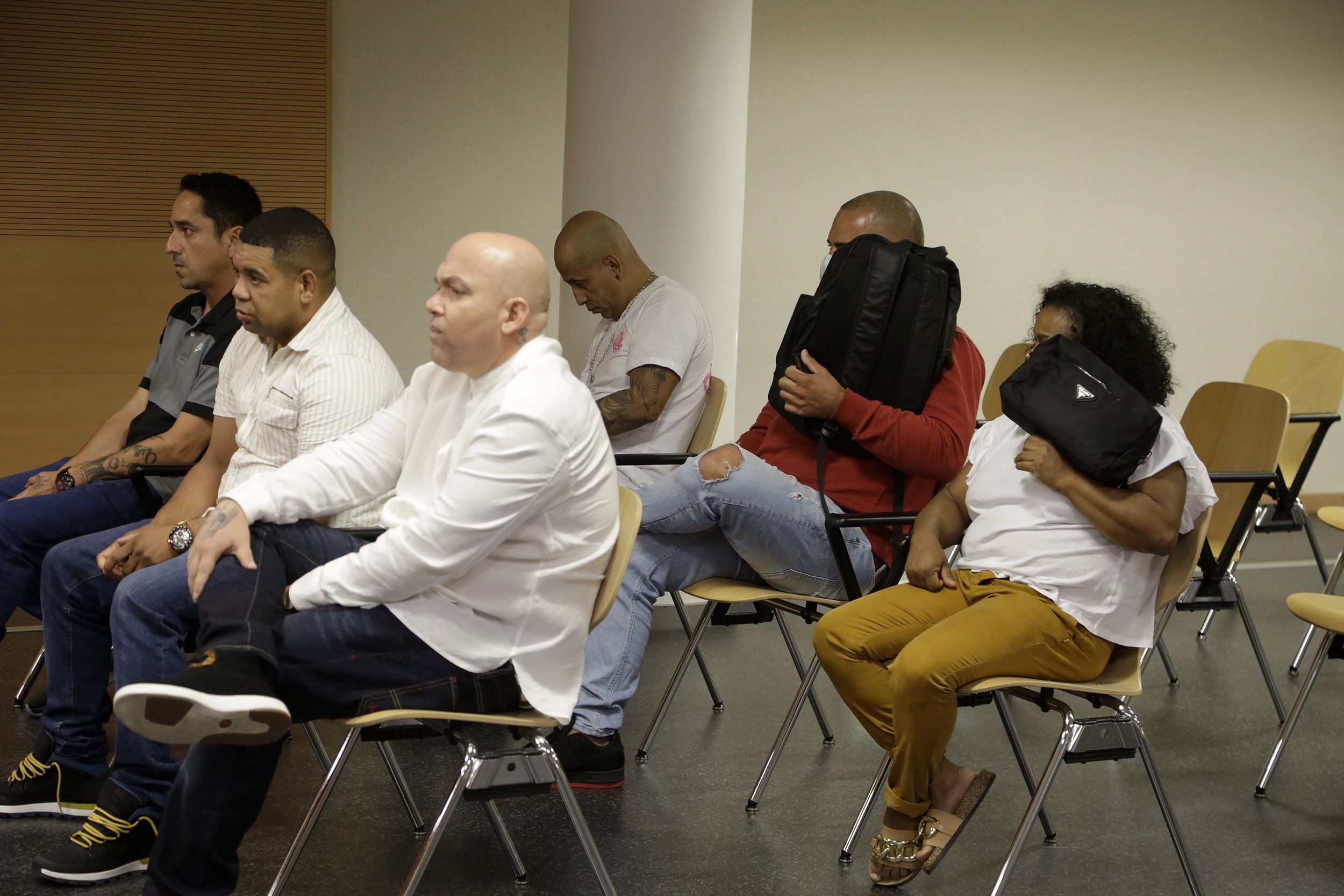 Los acusados de introducir cocaína desde Colombia al Aeropuerto de Lanzarote. Foto: José Luis Carrasco.