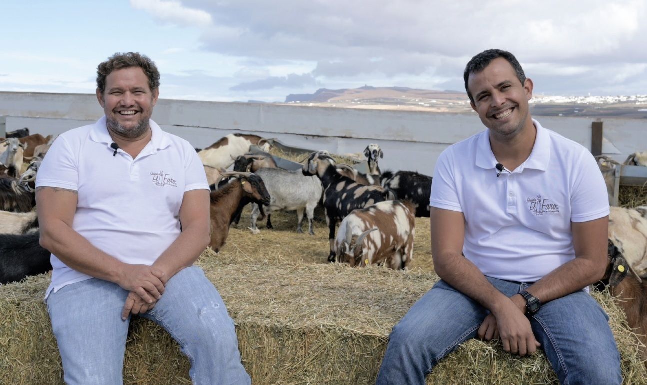 Los hermanos Viña en su granja