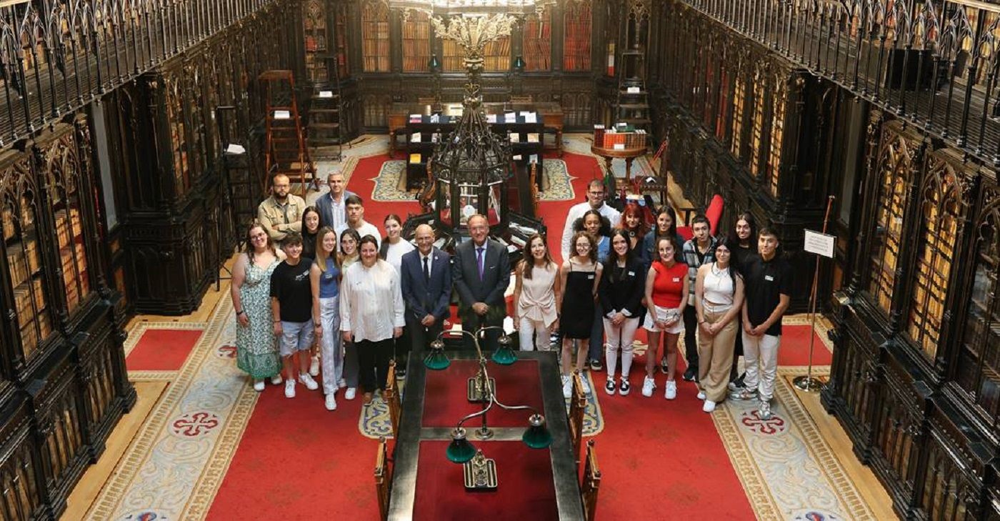 Manuel Fajardo y los alumnos de 1º de Bachillerato del I.E.S Villa de Firgas