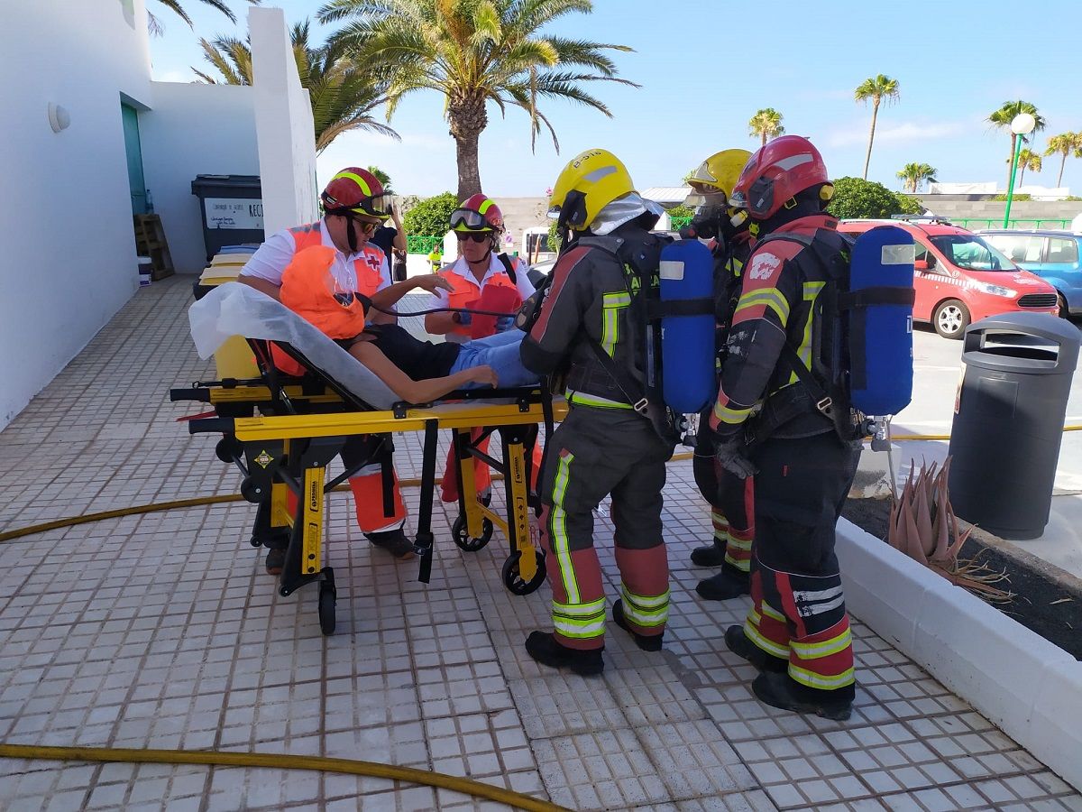 Bomberos y servicios sanitarios atendiendo a la accidentada