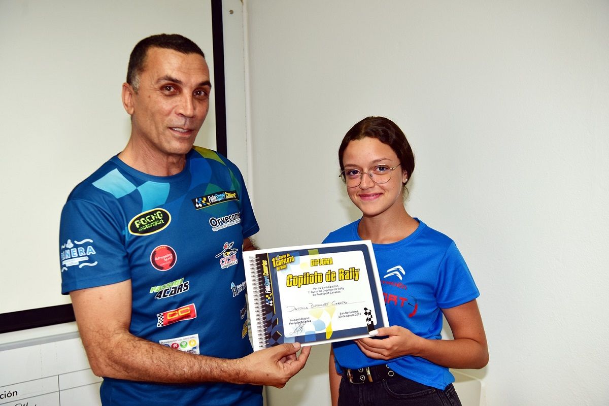 Daniela Betancort con su diploma de copiloto