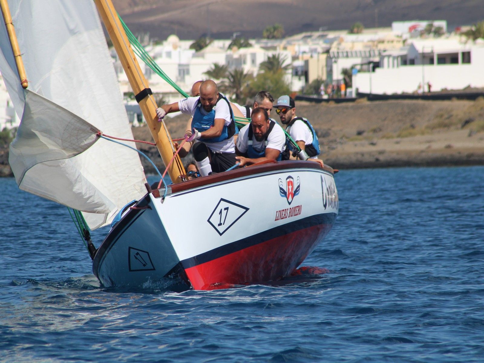 El barco de vela Graciosero Líneas Romero, líder de las dos primeras jornadas de la Liga Insular de Barquillos 8,55 metros de Lanzarote.