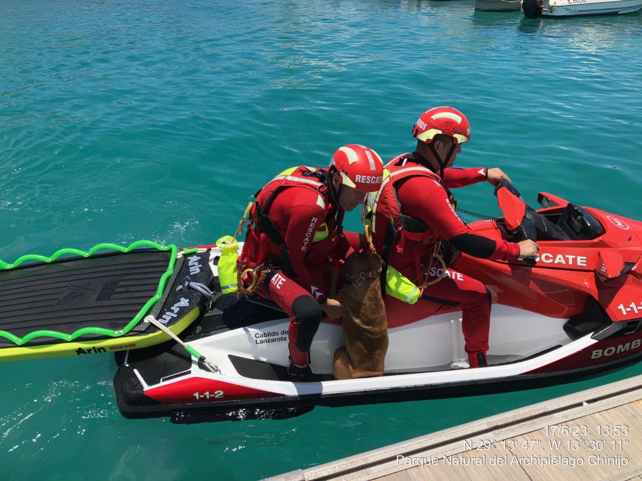 Rescate de un perro en la playa de El Risco