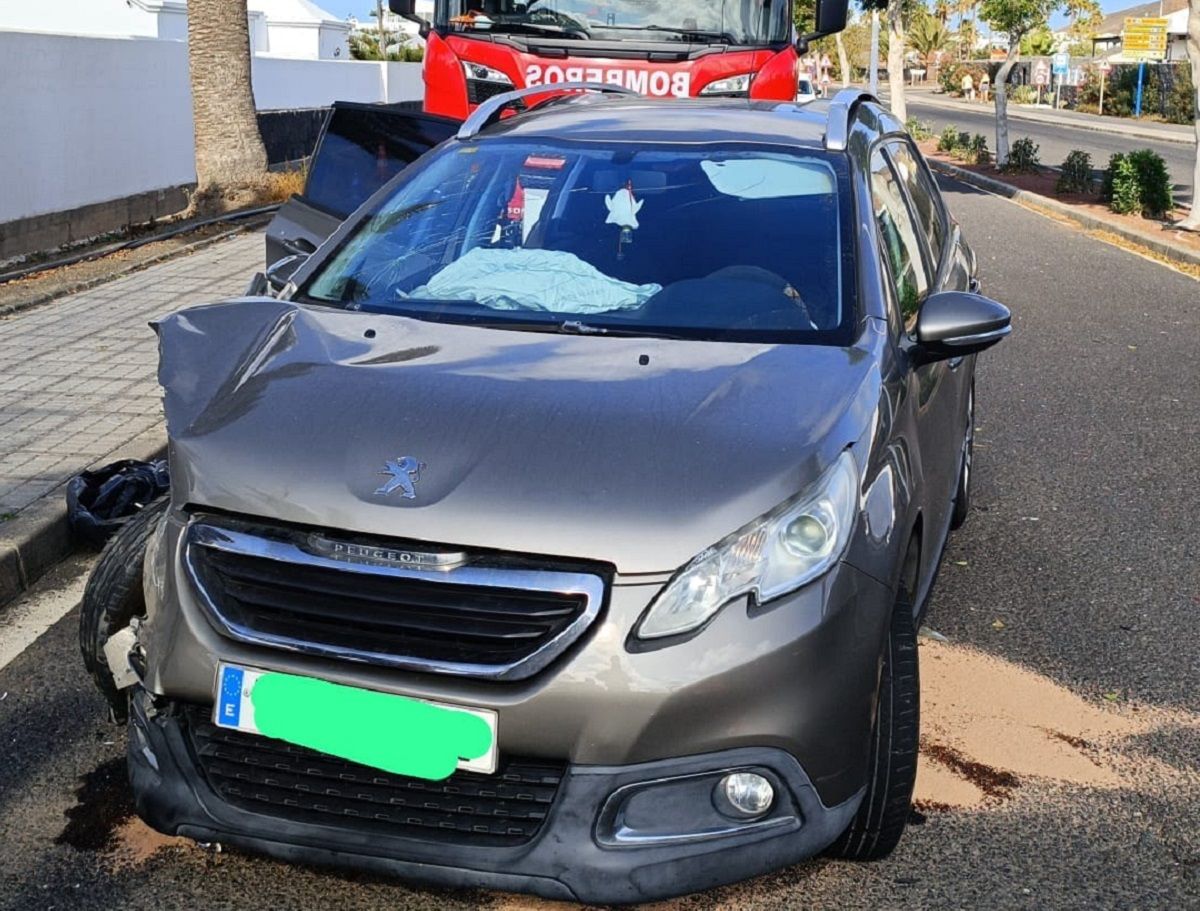 Accidente entre dos vehículos en Playa Blanca