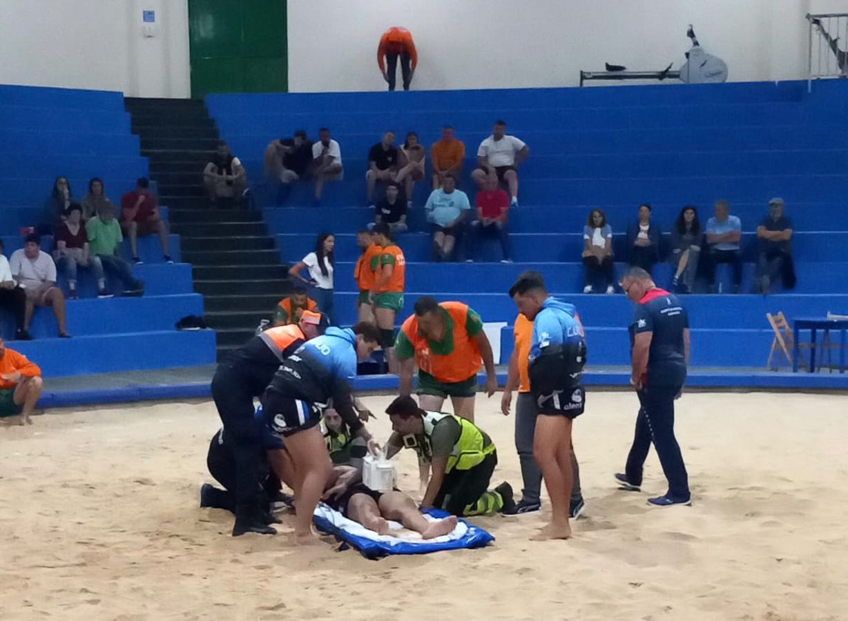 Personal sanitario atiende a un luchador en Tinajo. Foto: Partido Popular.