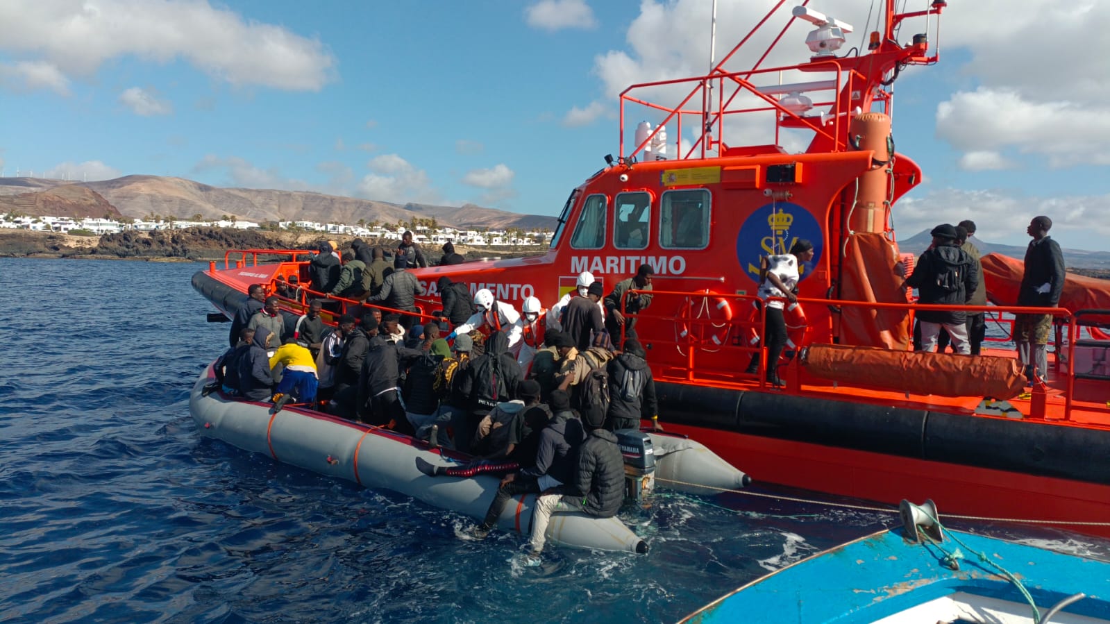 La embarcación precaria siendo rescatada por Salvamento Marítimo.