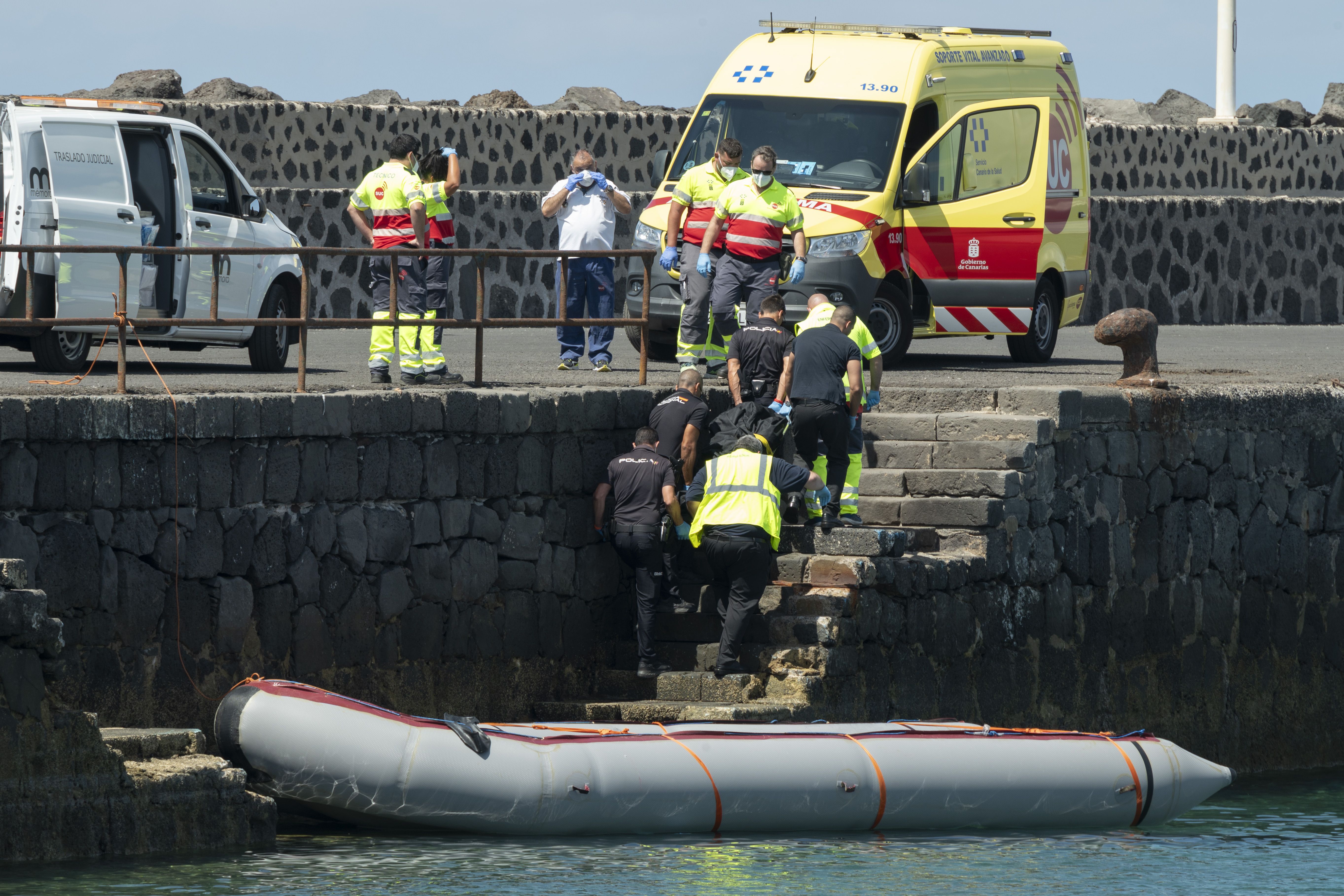 Removal of the body of the pregnant woman who died during the journey. Photo: José Luis Carrasco.