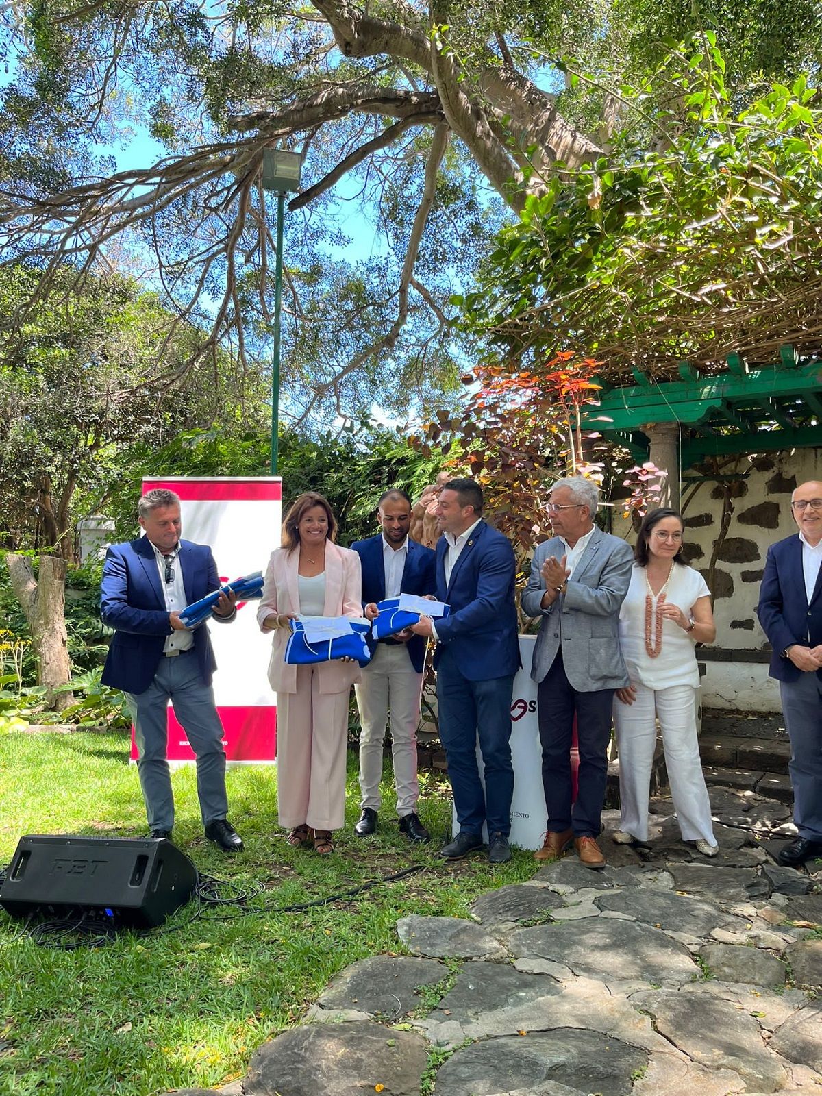 Olivia Duque y Óscar Noda durante la entrega del galardón de bandera azul a la playa de Las Cucharas