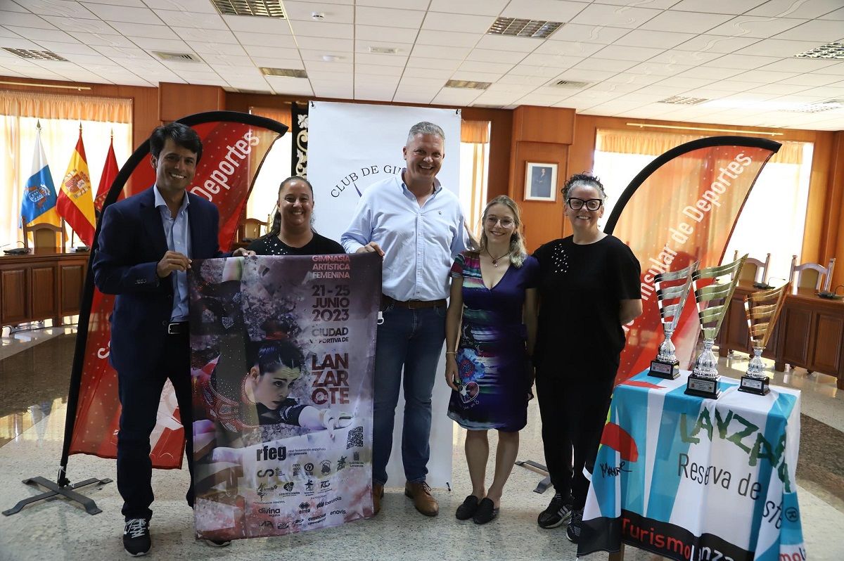 Alfredo Mendoza y Marcos Bergaz en la ceremonia de presentación del Campeonato Nacional de Base de Gimnasia Artística Femenina 